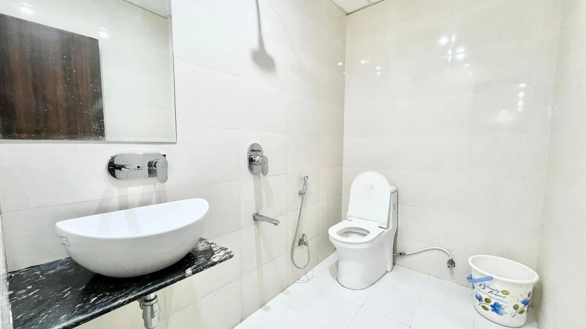 ****  Hotel Laxmi Villa-S In Varanasi, Fully-Air-Conditioned Hotel With Lift And Wifi Availablity, Near Kashi Vishwanath Temple And Ganga Ghat Indie