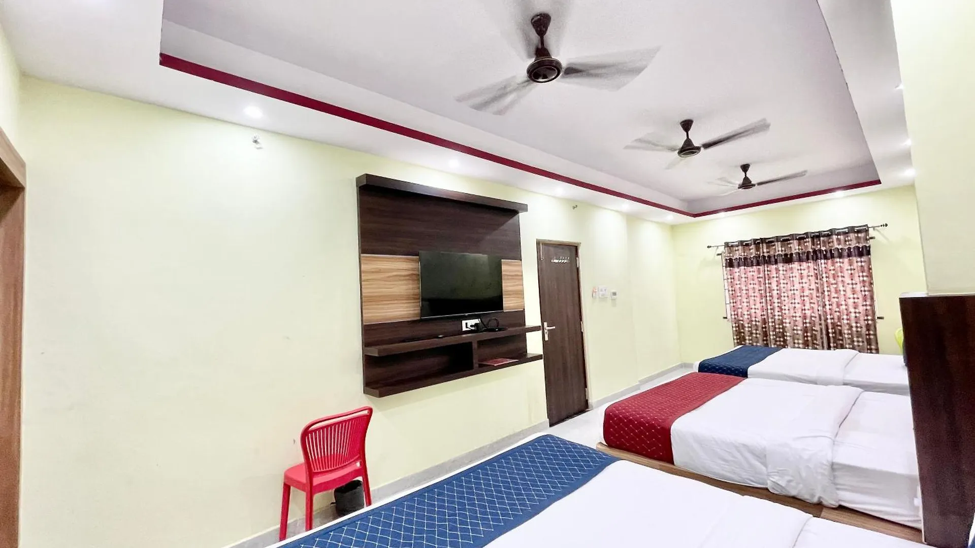 Hotel Laxmi Villa-S In Varanasi, Fully-Air-Conditioned Hotel With Lift And Wifi Availablity, Near Kashi Vishwanath Temple And Ganga Ghat Indie