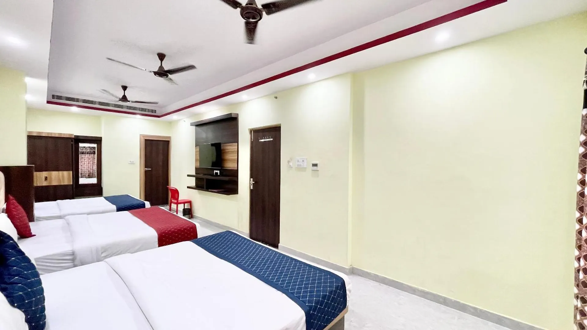 Hotel Laxmi Villa-S In Varanasi, Fully-Air-Conditioned Hotel With Lift And Wifi Availablity, Near Kashi Vishwanath Temple And Ganga Ghat 4*,  Indie