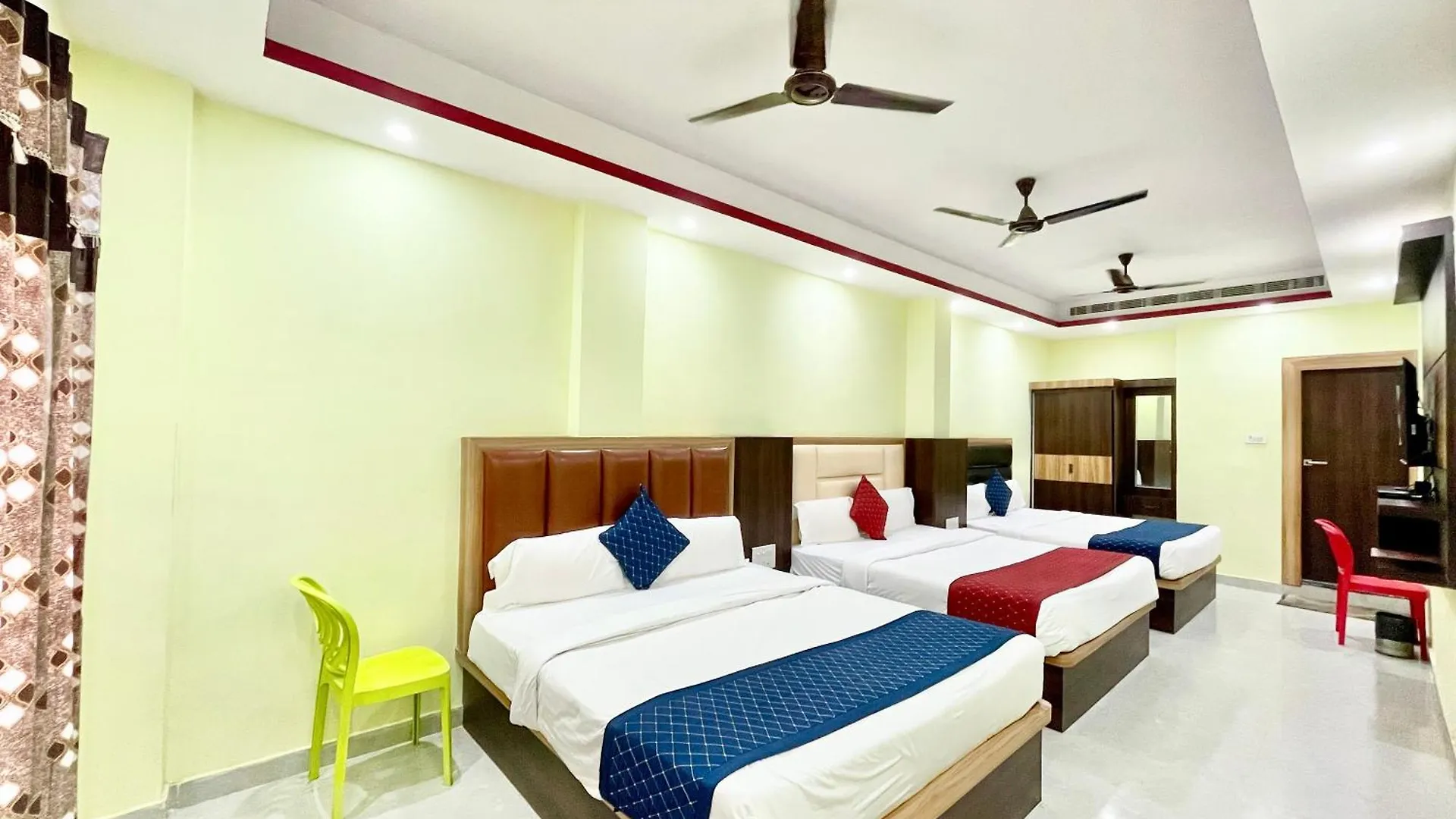 Hotel Laxmi Villa-S In Varanasi, Fully-Air-Conditioned Hotel With Lift And Wifi Availablity, Near Kashi Vishwanath Temple And Ganga Ghat