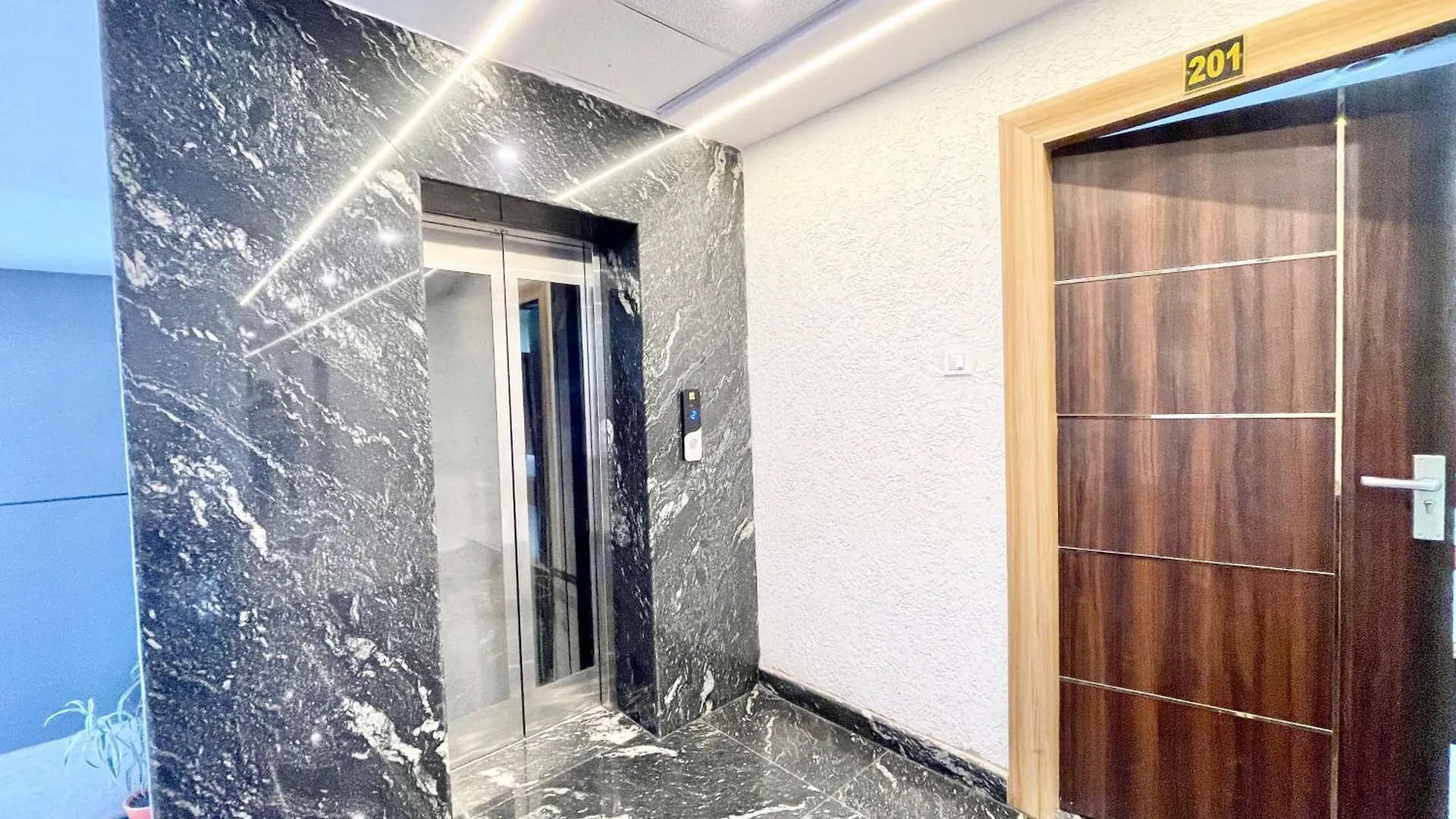 Hotel Laxmi Villa-S In Varanasi, Fully-Air-Conditioned Hotel With Lift And Wifi Availablity, Near Kashi Vishwanath Temple And Ganga Ghat 4*,