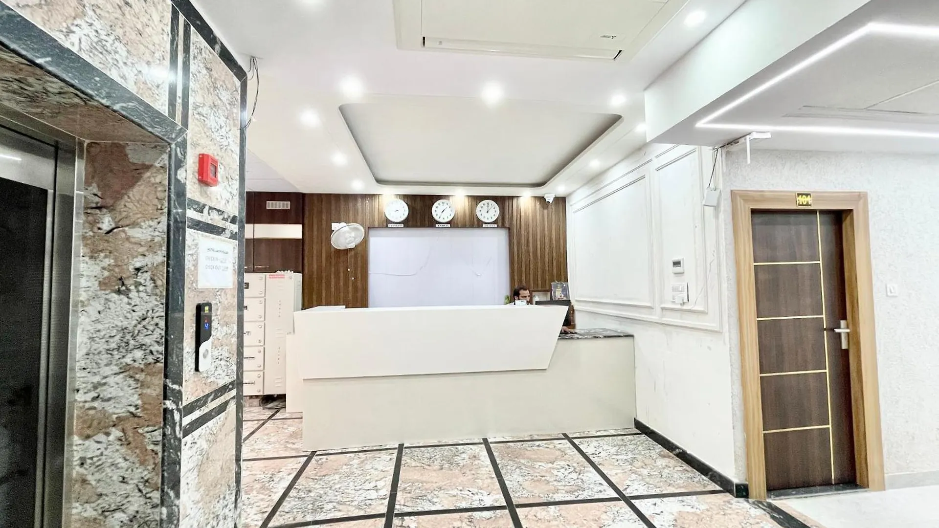 Hotel Laxmi Villa-S In Varanasi, Fully-Air-Conditioned Hotel With Lift And Wifi Availablity, Near Kashi Vishwanath Temple And Ganga Ghat Indie