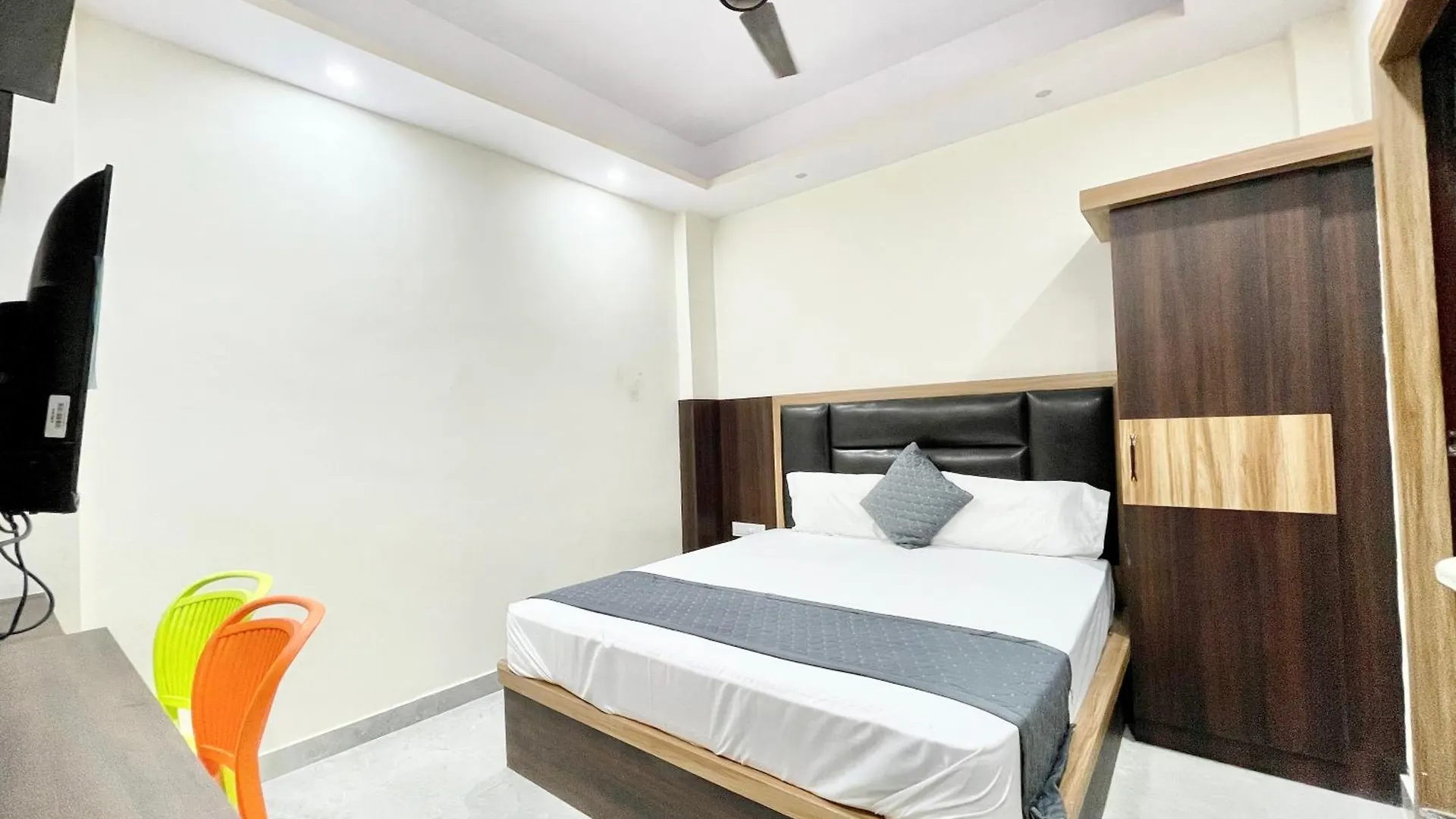 Hotel Laxmi Villa-S In Varanasi, Fully-Air-Conditioned Hotel With Lift And Wifi Availablity, Near Kashi Vishwanath Temple And Ganga Ghat 4*,  Indie