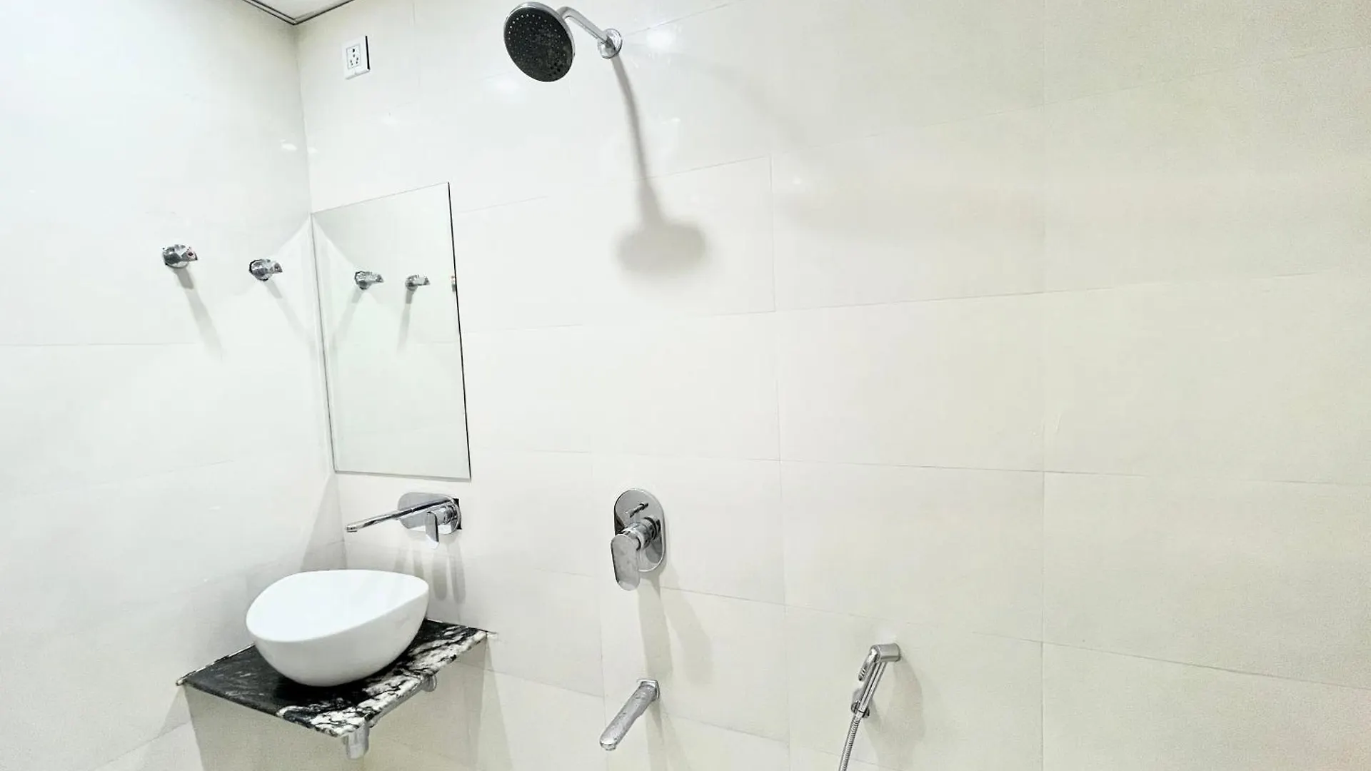 Hotel Laxmi Villa-S In Varanasi, Fully-Air-Conditioned Hotel With Lift And Wifi Availablity, Near Kashi Vishwanath Temple And Ganga Ghat 4*,  Indie