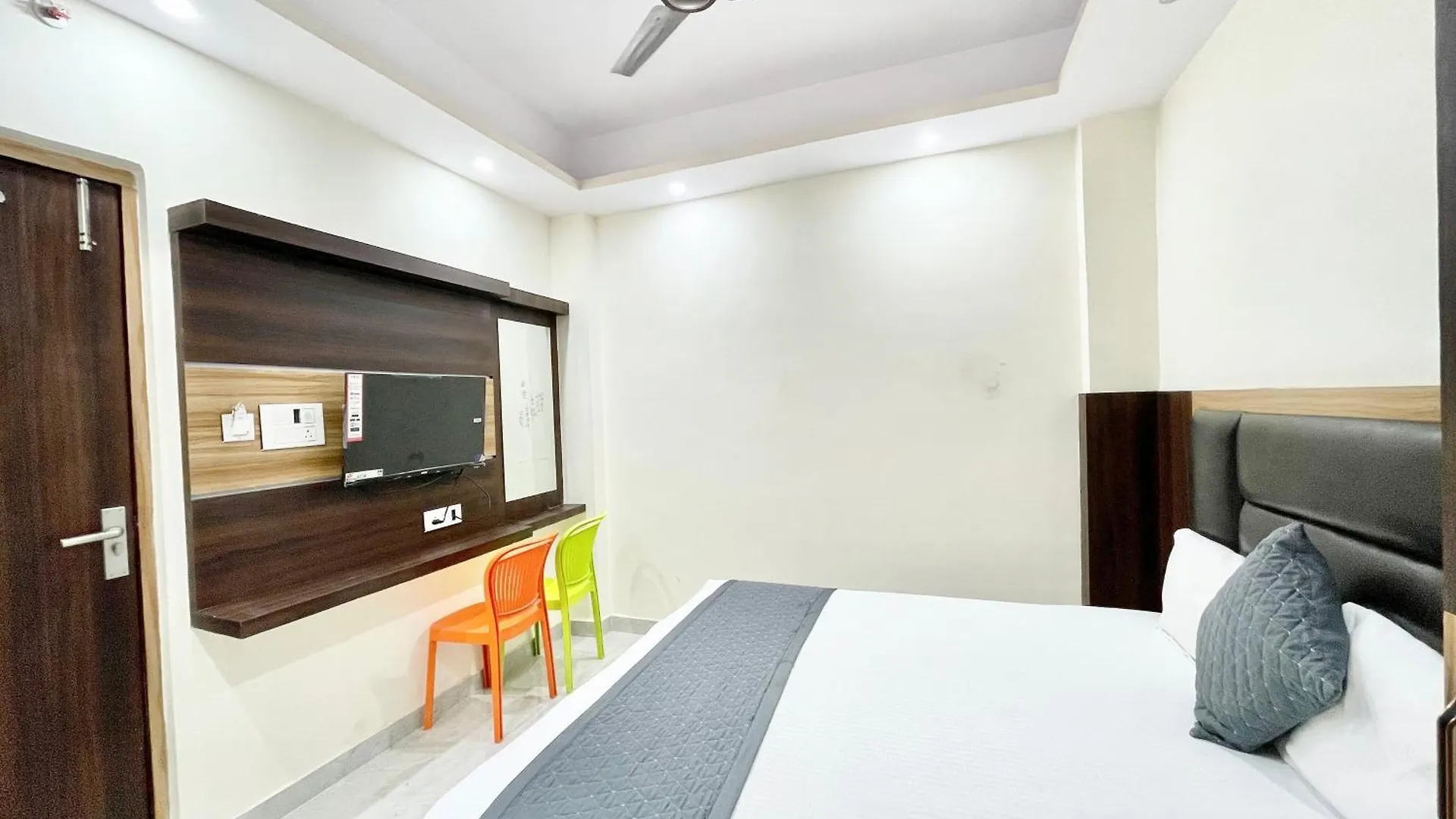 Hotel Laxmi Villa-S In Varanasi, Fully-Air-Conditioned Hotel With Lift And Wifi Availablity, Near Kashi Vishwanath Temple And Ganga Ghat