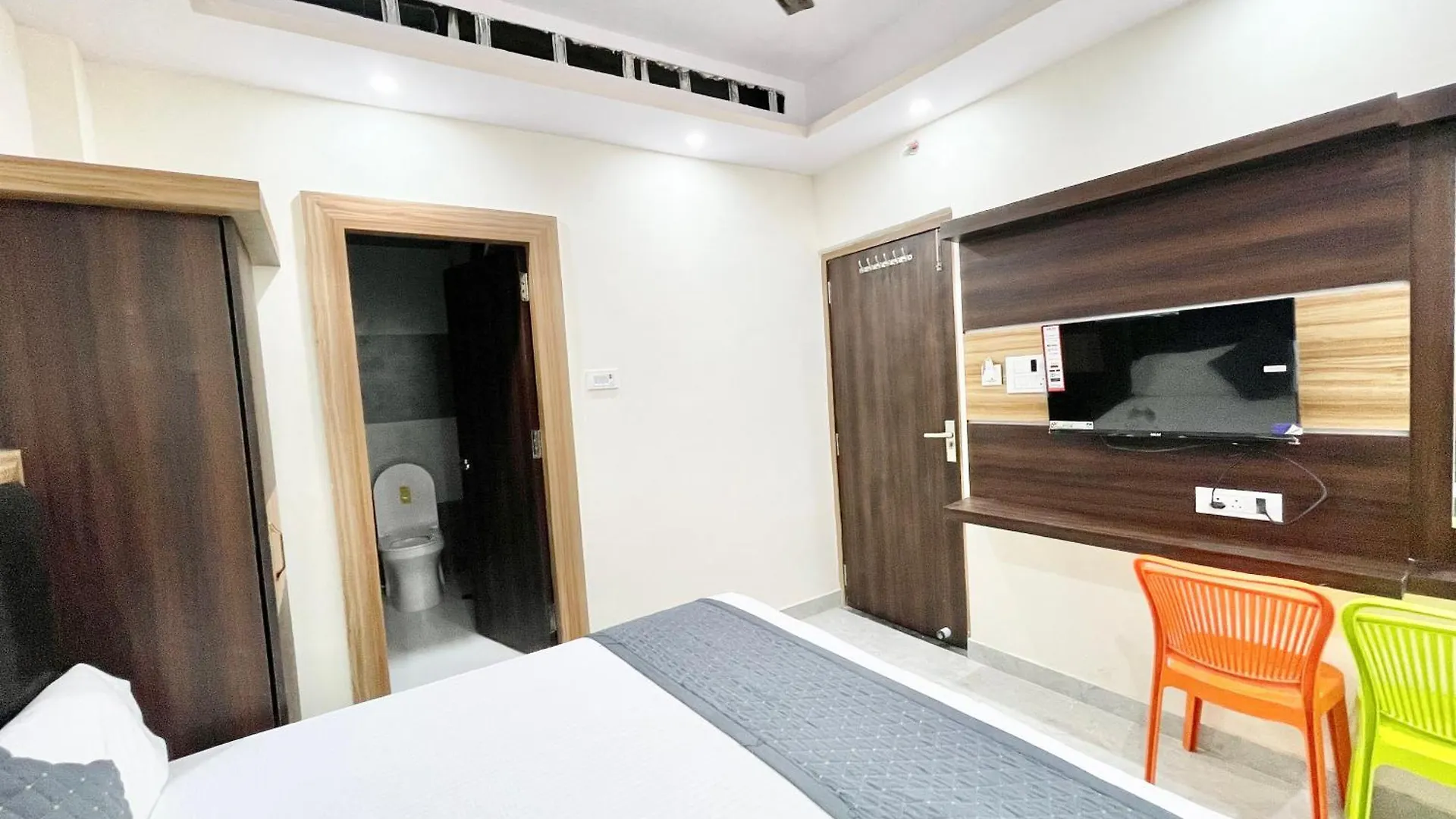 Hotel Laxmi Villa-S In Varanasi, Fully-Air-Conditioned Hotel With Lift And Wifi Availablity, Near Kashi Vishwanath Temple And Ganga Ghat location